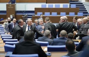 Наказаните със „забележка“ депутати през изминалата политическа година са 26-ма, от тях трима са и с „порицание“