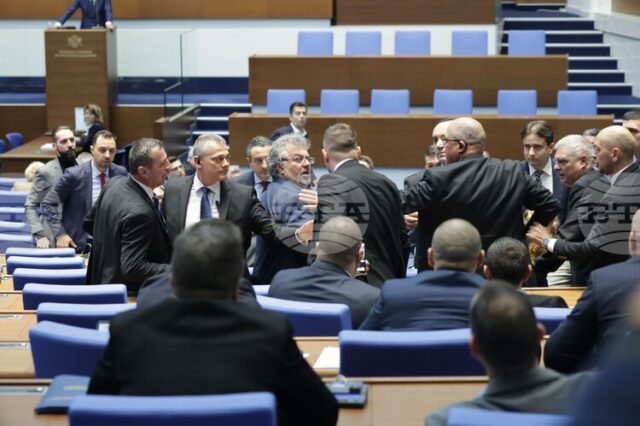 Наказаните със „забележка“ депутати през изминалата политическа година са 26-ма, от тях трима са и с „порицание“