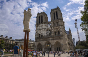 Над 11 милиона души са посетили катедралата „Нотр Дам“ в Париж година след повторното ѝ отваряне Над 11 милиона души са посетили катедралата „Нотр Дам" в Париж година след повторното ѝ отваряне