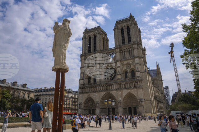 Над 11 милиона души са посетили катедралата „Нотр Дам" в Над 11 милиона души са посетили катедралата „Нотр Дам" в Париж година след повторното ѝ отваряне