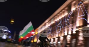 Граждани протестират срещу управляващите в центъра на София