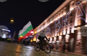 Граждани протестират срещу управляващите в центъра на София