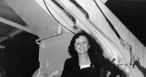 Нищо не трябва да отвлича вниманието на публиката, казва кралицата на френския шансон Едит Пиаф, от чието рождение се навършват 110 години