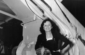 Нищо не трябва да отвлича вниманието на публиката, казва кралицата на френския шансон Едит Пиаф, от чието рождение се навършват 110 години