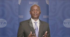 Нови понижения на лихвите в САЩ крият риск от ускоряване на инфлацията и подкопаване на доверието в УФР, твърди Рафаел Бостик