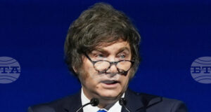 Няколко хиляди души излязоха на протест в Буенос Айрес срещу трудова реформа на президента Милей