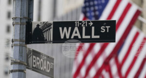 ОБЗОР
                                                                                                Инвеститорите очакват продължение на възходящия тренд на пазарите, но остават предпазливи заради несигурността около лихвената политика