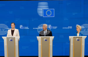 ОБЗОР
                                                                                                На срещата на върха на ЕС Европа демонстрира своя ангажимент към Украйна, но не еднозначно