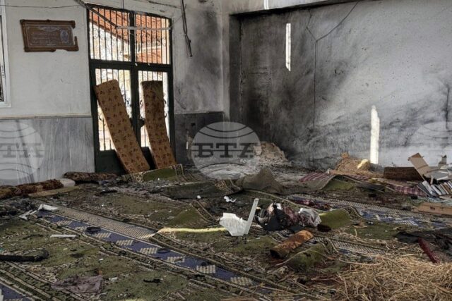 ОБНОВЕНА
                                                                                                Най-малко осем души загинаха при експлозия в джамия в Сирия