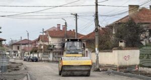 Община Сливен използва всеки подходящ метеорологичен период за асфалтиране на улици в кв. „Речица“, съобщи кметът Стефан Радев