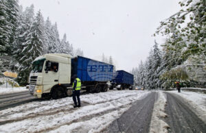 Ограничено е движението по пътя Мездра - Ботевград в района на Копяновец заради аварирал ТИР, съобщиха от АПИ