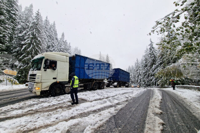 Ограничено е движението по пътя Мездра - Ботевград в района на Копяновец заради аварирал ТИР, съобщиха от АПИ