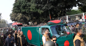 Огромно множество се събра за погребението на бившия премиер на Бангладеш Халеда Зия