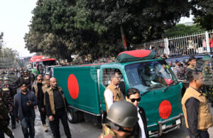 Огромно множество се събра за погребението на бившия премиер на Бангладеш Халеда Зия Огромно множество се събра за погребението на бившия премиер на Бангладеш Халеда Зия