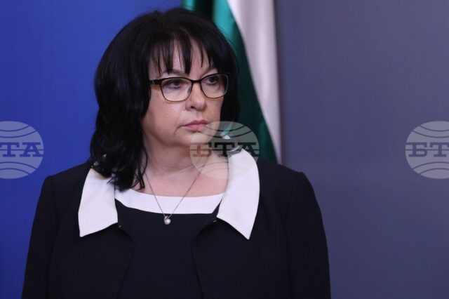 Опозицията и протестиращите победиха за новия бюджет Теменужка Петкова