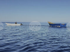 Осемнадесет души загинаха след потъването на лодка с мигранти край южния гръцки остров Хриси