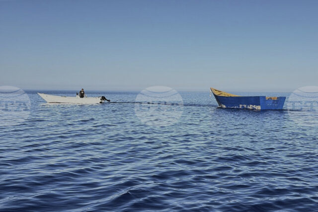 Осемнадесет души загинаха след потъването на лодка с мигранти край южния гръцки остров Хриси