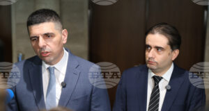 Очакваме вотът на недоверие да бъде подкрепен от всеки, който има останал грам политически инстинкт, казаха от „Да България“