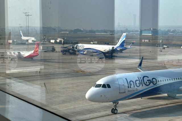 ПТИ: Авиокомпания "ИндиГоу" днес отмени над 1000 полета; местният авиационен регулатор се съгласи да облекчи нормите за полетна служба