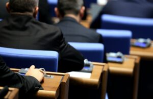 Парламентът гласува шестият вот на недоверие към правителството „Желязков“ парламентарен контрол