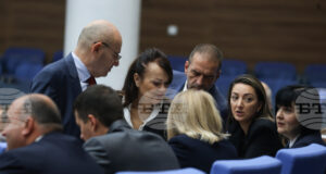 Парламентът обсъжда на първо четене т.нар. удължителен закон за бюджет за 2026 г.