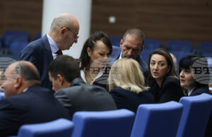 Парламентът обсъжда на първо четене т.нар. удължителен закон за бюджет за 2026 г.