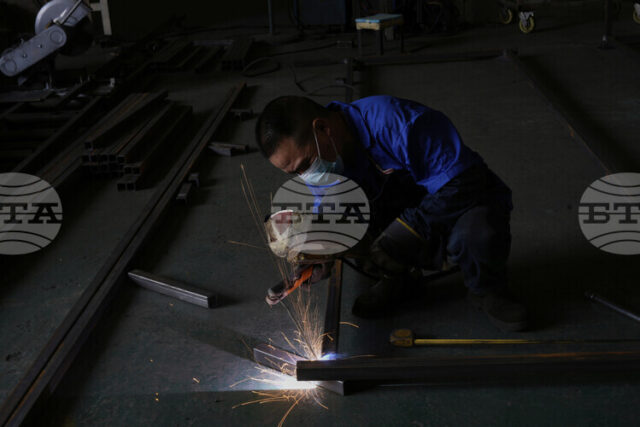 Печалбите на индустриалните предприятия в Китай спадат през ноември за втори пореден месец заради отслабващо търсене