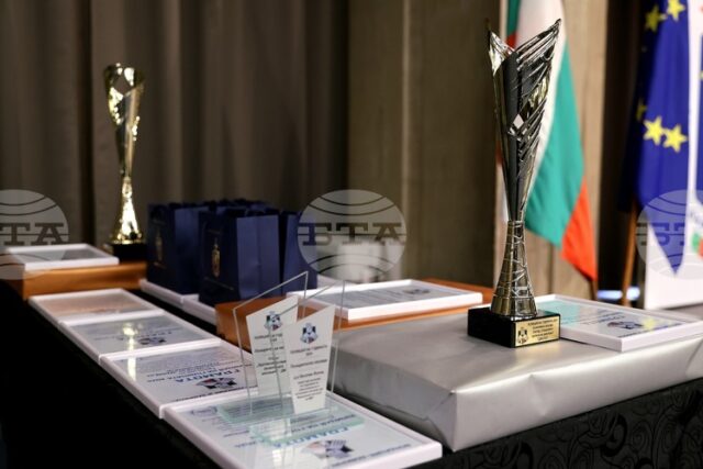 Полицейски служители и колективи с високи професионални резултати през годината Полицейски служители и колективи с високи професионални резултати през годината ще бъдат отличени на церемонията „Полицай на годината 2025”