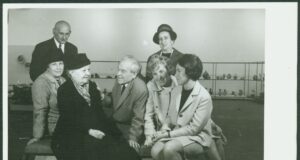 Бистра Винарова, Георги Бакърджиев на художествена изложба с керамика. София. Б.д.ЦДА, ф. 77К, оп. 5, а.е. 215, л. 1