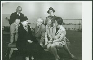 Бистра Винарова, Георги Бакърджиев на художествена изложба с керамика. София. Б.д.ЦДА, ф. 77К, оп. 5, а.е. 215, л. 1