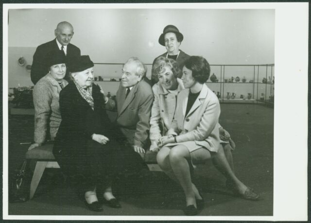 Последните творчески години на Бистра Винарова – закъснялото признание Бистра Винарова, Георги Бакърджиев на художествена изложба с керамика. София. Б.д.ЦДА, ф. 77К, оп. 5, а.е. 215, л. 1