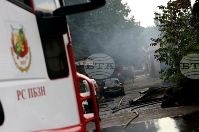 Потушени са 52 пожара в страната за последното денонощие, има Около 20 леки автомобила са засегнати от пожар в столичния квартал "Гоце Делчев"