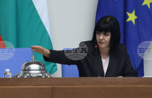 Председателят на парламента ще насрочи датата за дебати по внесения вот на недоверие, обяви председателстващият пленарното заседание Юлиана Матеева