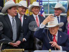 Президентът на САЩ Доналд Тръмп прие в Белия дом легендарния американски отбор по хокей на лед от Олимпиадата през 1980 година Президентът на САЩ Доналд Тръмп прие в Белия дом легендарния американски отбор по хокей на лед от Олимпиадата през 1980 година