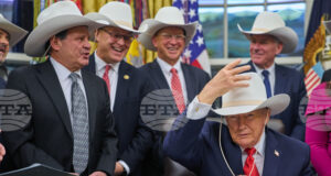 Президентът на САЩ Доналд Тръмп прие в Белия дом легендарния американски отбор по хокей на лед от Олимпиадата през 1980 година