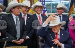 Президентът на САЩ Доналд Тръмп прие в Белия дом легендарния американски отбор по хокей на лед от Олимпиадата през 1980 година Президентът на САЩ Доналд Тръмп прие в Белия дом легендарния американски отбор по хокей на лед от Олимпиадата през 1980 година