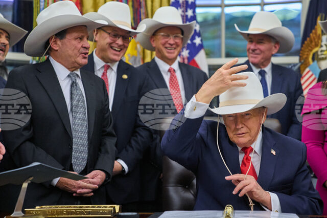 Президентът на САЩ Доналд Тръмп прие в Белия дом легендарния Президентът на САЩ Доналд Тръмп прие в Белия дом легендарния американски отбор по хокей на лед от Олимпиадата през 1980 година