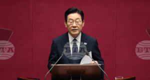 Президентът на Южна Корея заяви, че справянето с последиците от обявяването на военно положение преди една година не е приключило