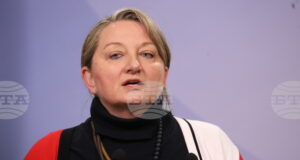 Промените в Семейния кодекс търсят баланс при защита на детето, написа във Фейсбук Деница Сачева