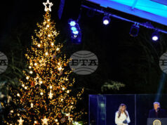 Първата дама на САЩ запали светлините на коледното дърво край Белия дом