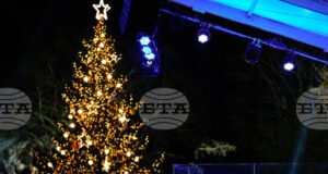 Първата дама на САЩ запали светлините на коледното дърво край Белия дом