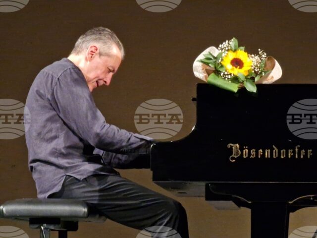 Първият концерт на пианиста Людмил Ангелов във Велико Търново препълни Първият концерт на пианиста Людмил Ангелов във Велико Търново препълни залата на читалище „Надежда“