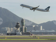 Пътник на авиокомпания „Катай“ се опитал да отвори вратата на самолета по време на полет от Бостън до Хонконг Пътник на авиокомпания "Катай" се опитал да отвори вратата на самолета по време на полет от Бостън до Хонконг