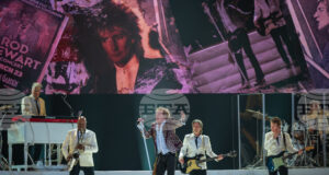 Род Стюарт не просто припомня кариерата си, а я празнува, според феновете в София