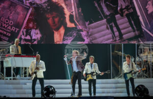 Род Стюарт не просто припомня кариерата си, а я празнува, според феновете в София