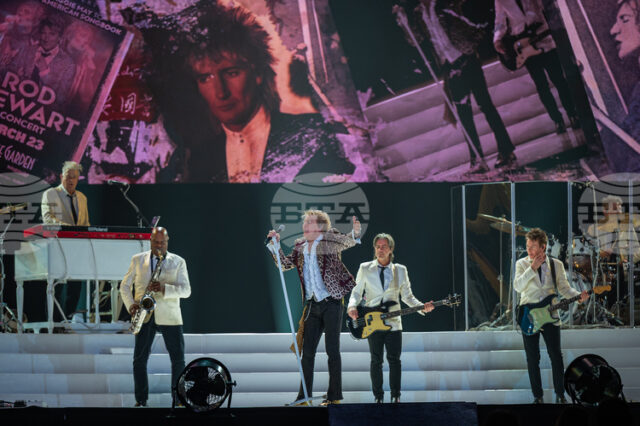 Род Стюарт не просто припомня кариерата си, а я празнува, според феновете в София