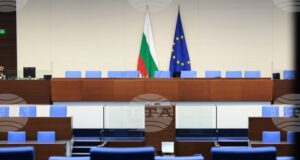 С декларации от „Продължаваме промяната - Демократична България“ и „Възраждане“ започна заседанието на парламента