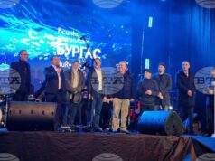 С помощта на QR код бургазлии участваха във включването на светлините на коледната елха в Бургас С помощта на QR код бургазлии участваха във включването на светлините на коледната елха в Бургас