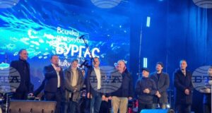 С помощта на QR код бургазлии участваха във включването на светлините на коледната елха в Бургас