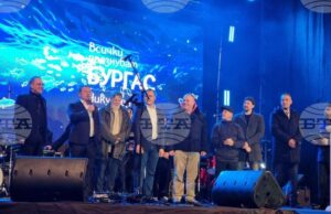 С помощта на QR код бургазлии участваха във включването на светлините на коледната елха в Бургас